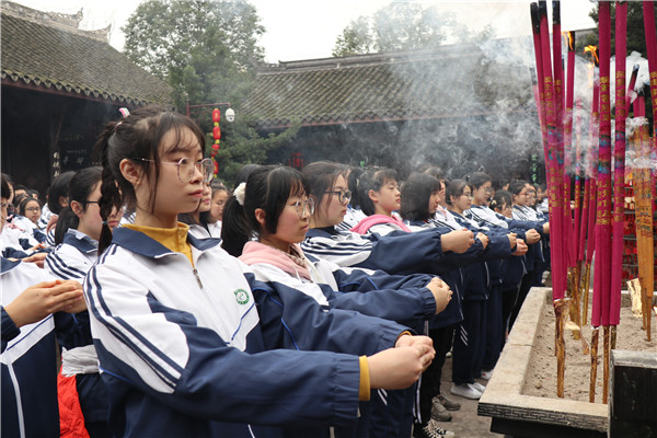 眉山旅游學(xué)校(峨眉山市旅游學(xué)校圖片)