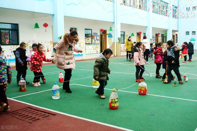 女孩子高職高專學什么專業(yè)好(職高學費一年多少)